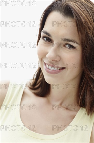 Smiling brunette woman. Photo : momentimages