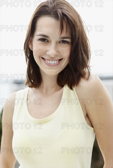 Smiling brunette woman. Photo : momentimages