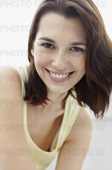 Smiling brunette woman. Photo : momentimages