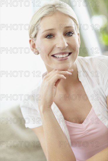 Cheerful blond woman. Photo : momentimages