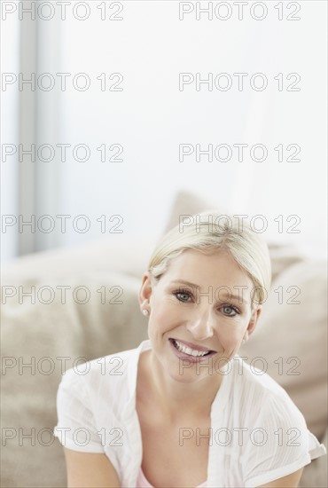 Cheerful blond woman. Photo : momentimages