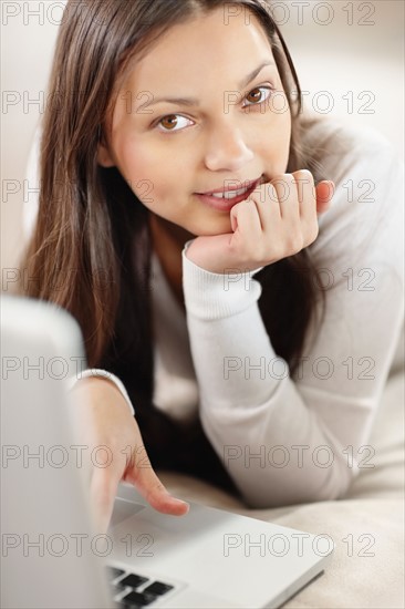 Woman browsing the internet. Photo : momentimages