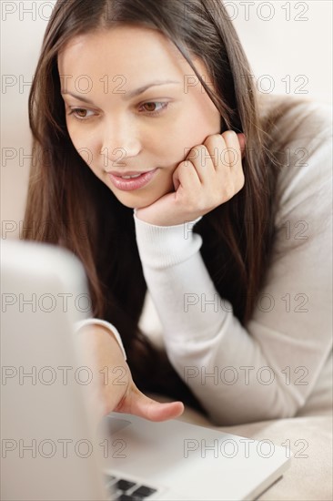 Woman browsing the internet. Photo : momentimages