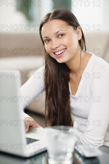 Woman browsing the internet. Photo : momentimages