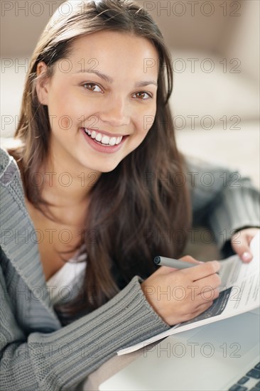 Woman doing paperwork. Photo : momentimages