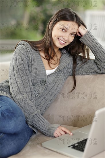 Brunette woman browsing the internet. Photo : momentimages