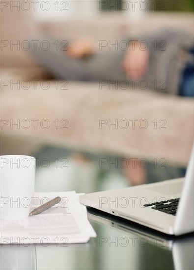 Paperwork and laptop on desk. Photo : momentimages