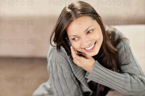 Brunette woman talking on phone. Photo : momentimages