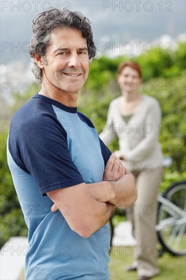 Handsome man standing with his arms crossed. Photo : momentimages