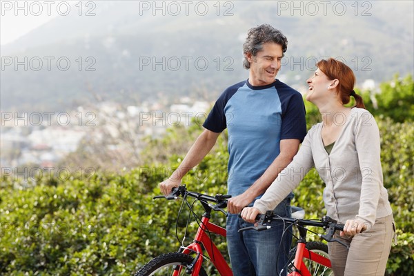 Cyclists standing beside their bikes. Photo : momentimages