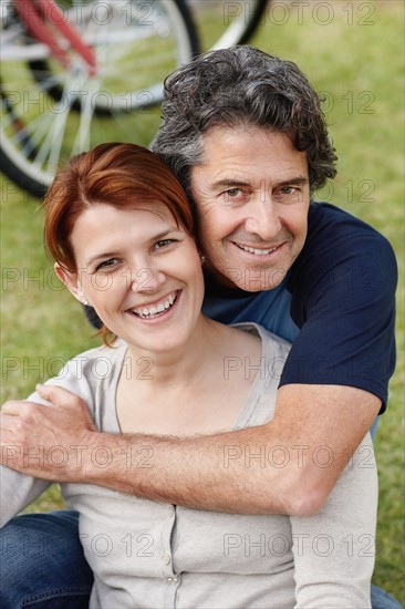 Couple embracing. Photo : momentimages