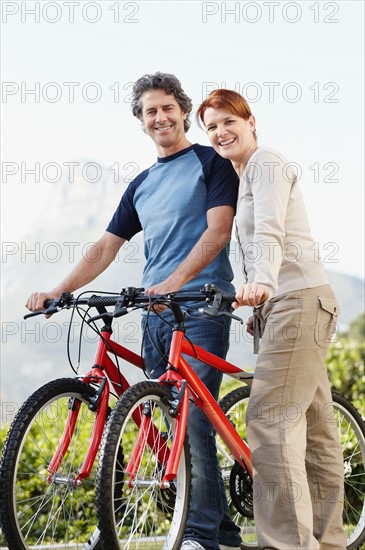 Smiling cyclists. Photo : momentimages