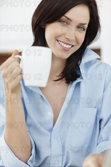 Brunette woman drinking coffee. Photo : momentimages