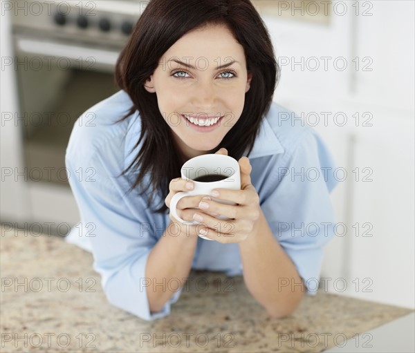 Brunette woman drinking coffee. Photo : momentimages