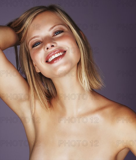 Naked blond woman. Photo : momentimages