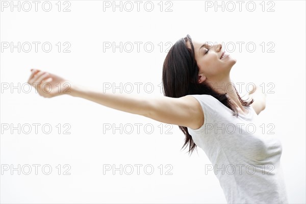 Carefree woman stretching. Photo : momentimages