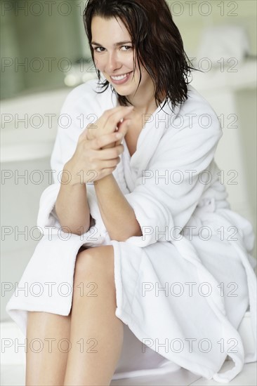 Woman wearing bathrobe. Photo : momentimages