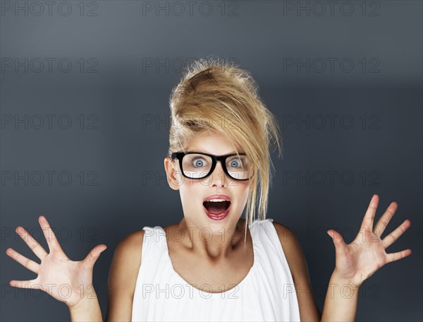 Shocked glamorous blond woman. Photo : momentimages