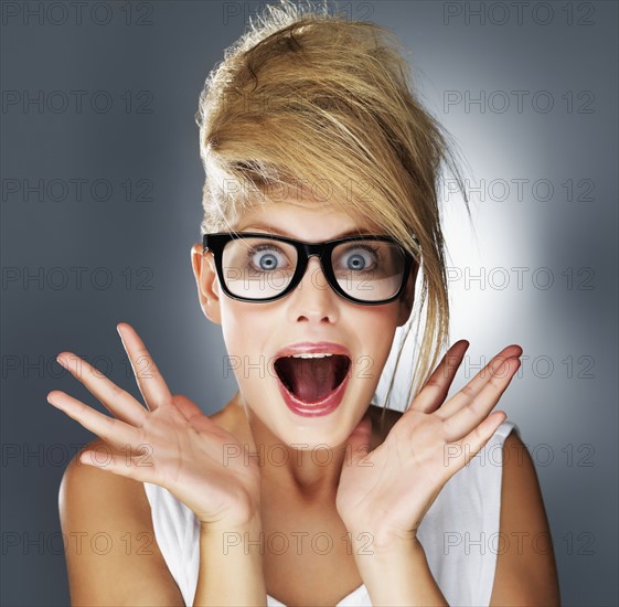 Shocked glamorous blond woman. Photo : momentimages