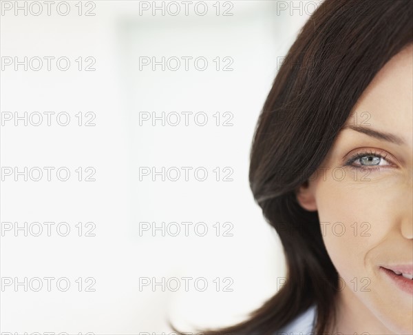 Partial view of brunette woman. Photo : momentimages