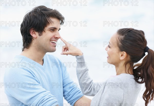 Playful couple. Photo : momentimages