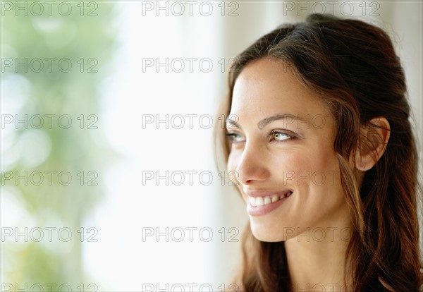 Beautiful brunette. Photo : momentimages