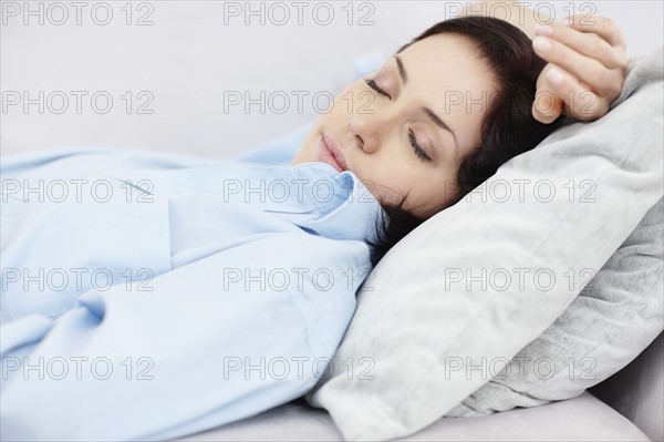 Brunette woman resting. Photo : momentimages