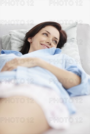 Brunette woman resting. Photo : momentimages