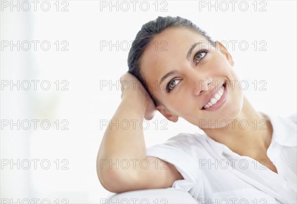 Woman relaxing on couch. Photo : momentimages