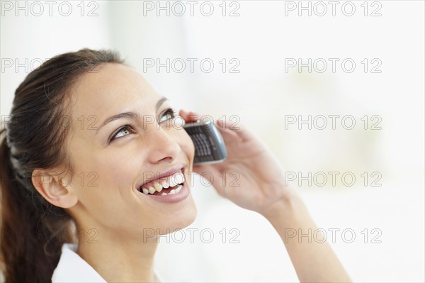 Woman talking on cell phone. Photo : momentimages