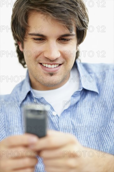 Handsome man texting. Photo : momentimages