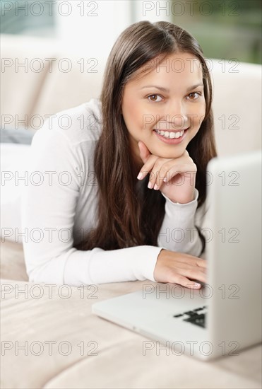 Woman browsing the internet. Photo : momentimages