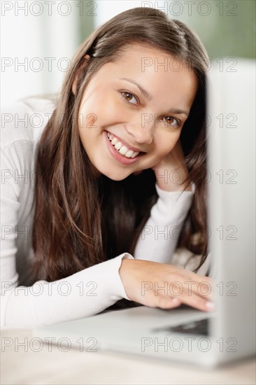 Woman browsing the internet. Photo : momentimages