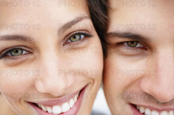 Cropped picture of a smiling couple. Photo : momentimages