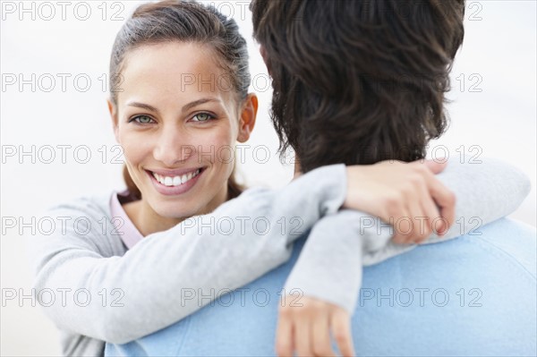 Couple embracing. Photo : momentimages