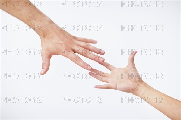 Hands reaching. Photo : momentimages