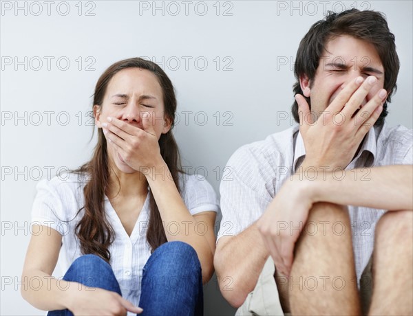 Two people yawning. Photo : momentimages