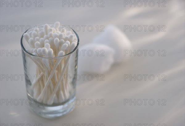 Cotton swabs in glass. Photo : Daniel Grill