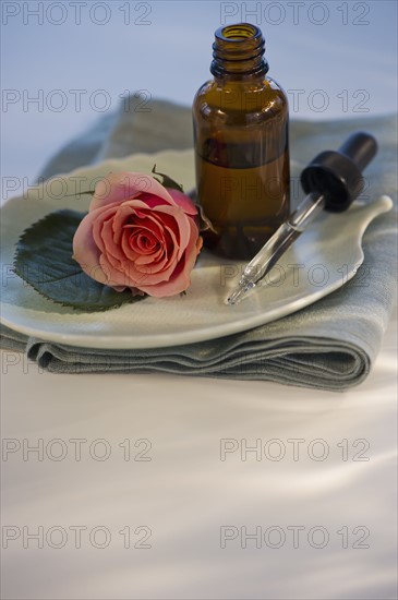 Essential oil and rose on tray. Photo : Daniel Grill