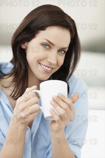 Beautiful brunette drinking coffee. Photo : momentimages