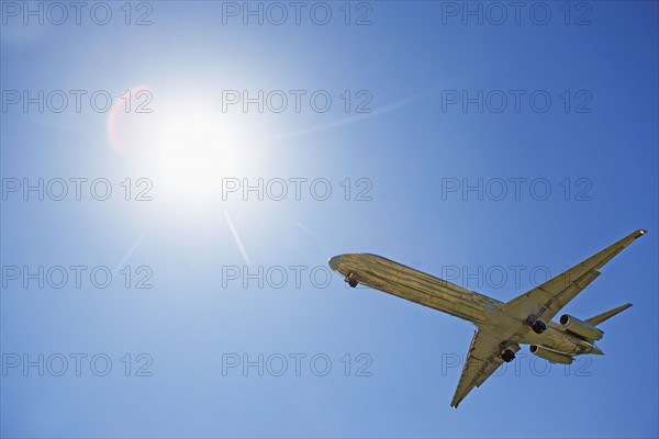 Airplane flying in the sky. Photo : fotog