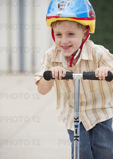 Young boy riding a scooter. Photo : Daniel Grill