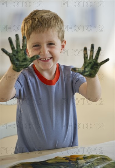 Young boy finger painting. Photo : Daniel Grill