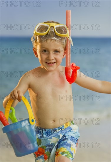 Young boy playing at the beach. Photo : Daniel Grill