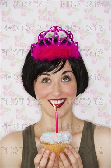 Birthday girl holding a cupcake. Photo : Daniel Grill