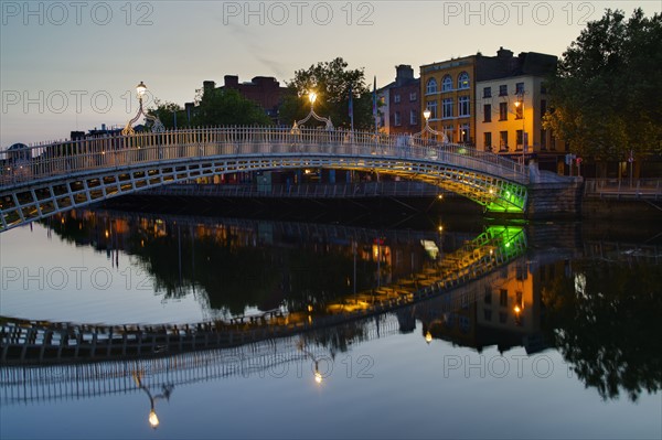 Ha'penny bridge and River Liffey at night.