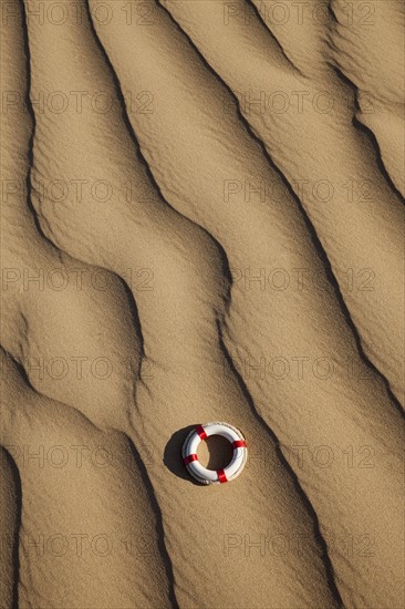 Lifebuoy in desert. Photo : Mike Kemp