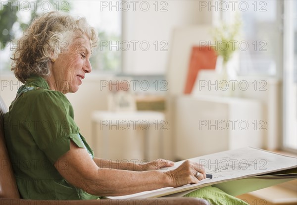 Woman sketching a drawing. Photo : Daniel Grill