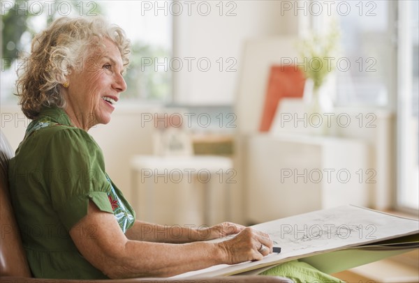 Woman sketching a drawing. Photo : Daniel Grill