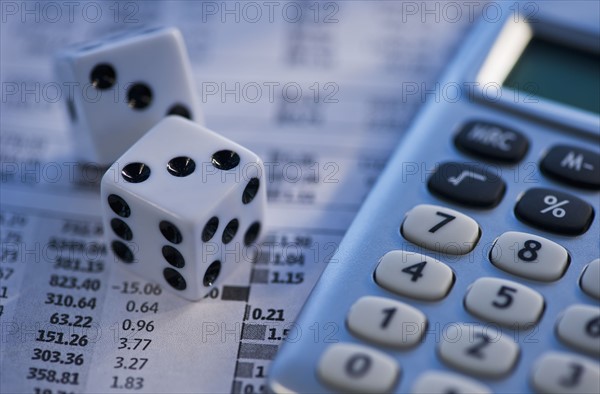 Dice calculator and financial document. Photo : Daniel Grill